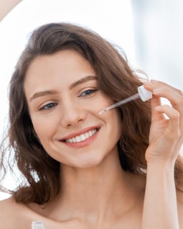 Mulher Feliz com Sérum