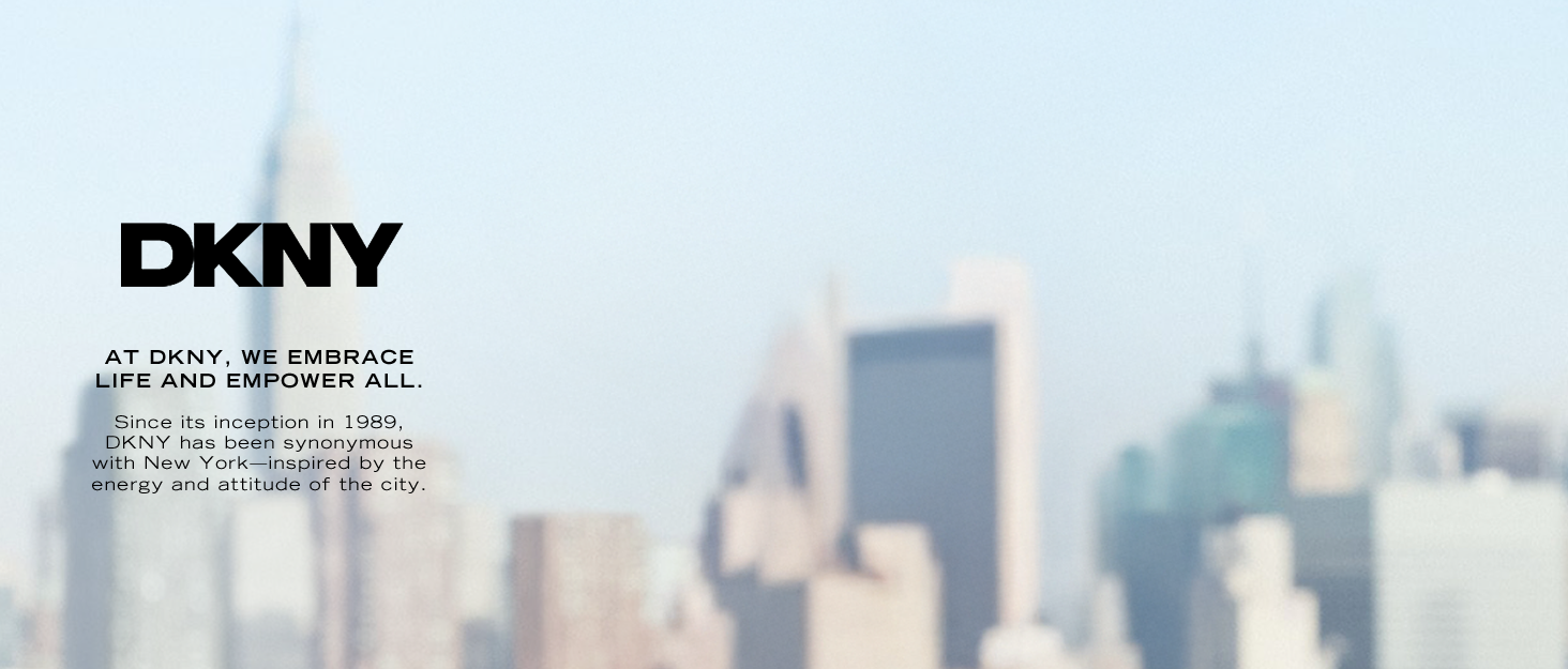 El texto dice «DKNY». Accesorios electrónicos o tecnológicos de color oscuro, incluidos lo que parecen ser soportes de montaje o soportes sobre un fondo blanco.