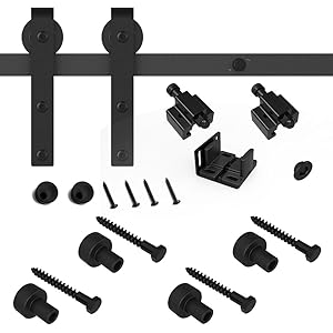 Kit di ferramenta per porta da fienile in metallo nero con rulli, binario e viti di montaggio. Include vari elementi di fissaggio e componenti di installazione per il montaggio di porte scorrevoli