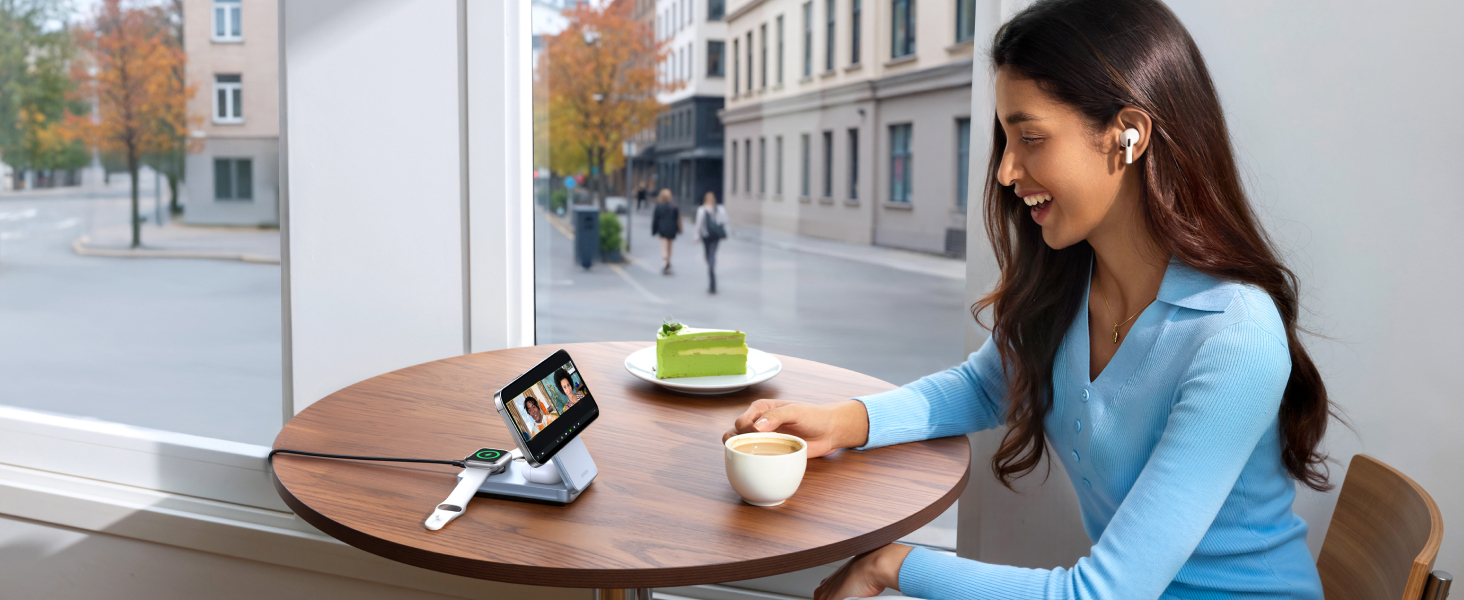 Urbanes Café-Setting mit Tisch und Smartwatch-Display, das die Geräteschnittstelle in verschiedenen Kontexten und Nutzungen zeigt.