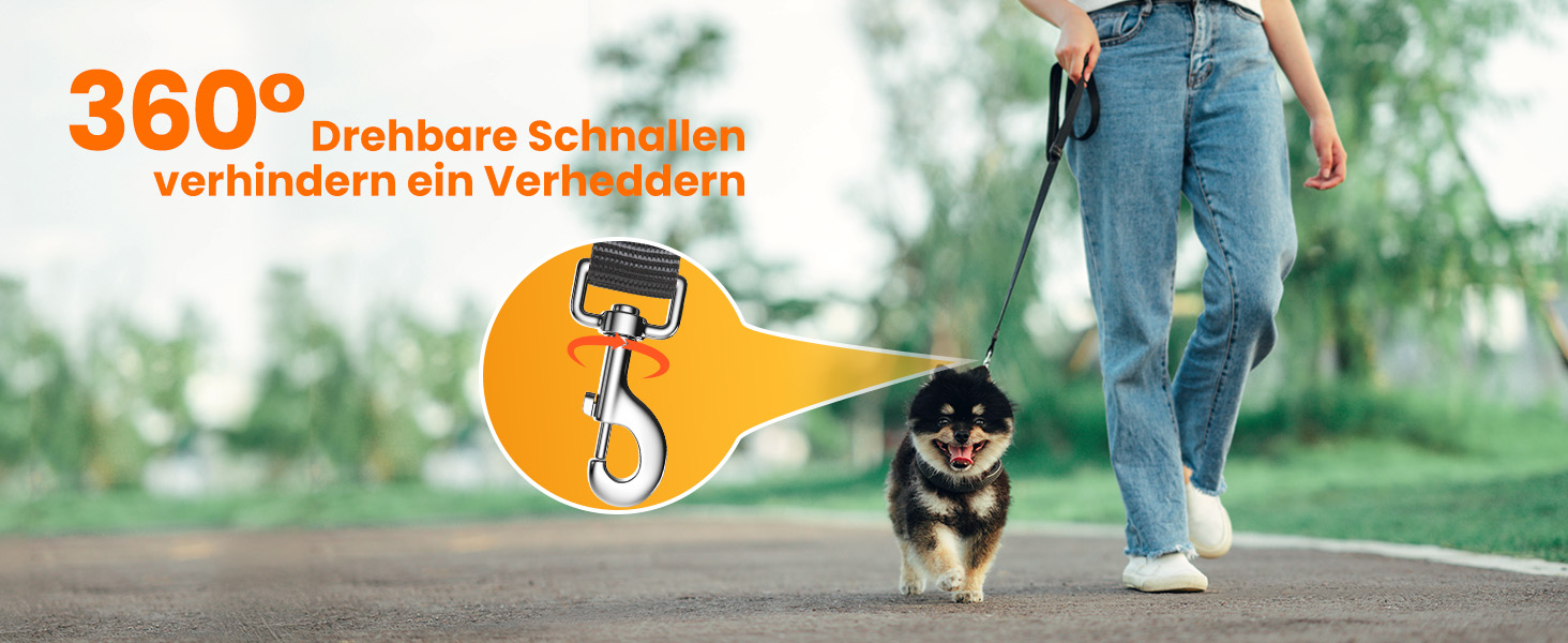 Hundeleine mit um 360 Grad drehbarem Clip im Freien demonstriert. Die orangefarbene Grafik hebt den Drehmechanismus hervor, der ein Verheddern verhindert