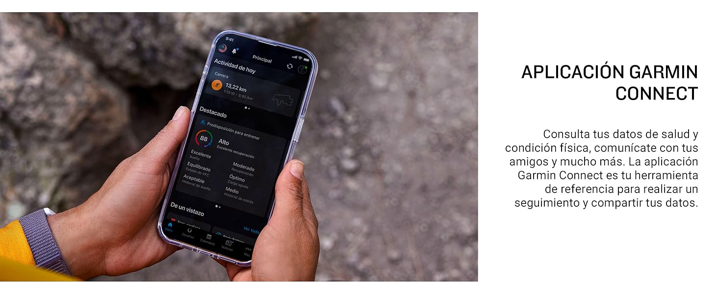 El texto dice «APLICACIÓN GARMIN CONNECT». La pantalla del smartphone muestra la interfaz de la aplicación de temática oscura, cogida de la mano sobre un fondo borroso.