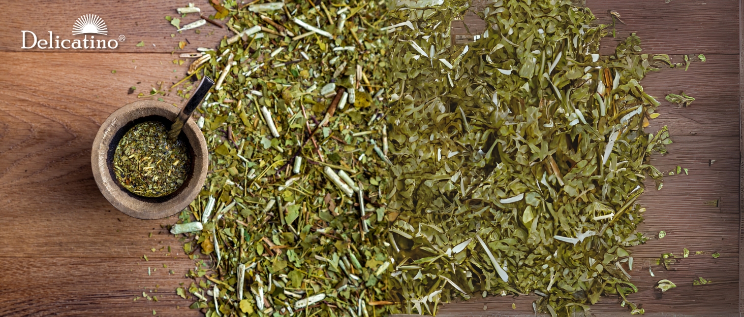 El texto dice «Delicación». Vistas múltiples de hierbas secas u hojas de té esparcidas sobre una superficie de madera, mostrando variaciones de textura y color natural.