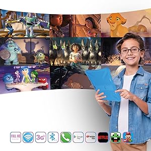 Un bambino felice sta scegliendo tra i tantissimi cartoni cosa vuole vedere sul tablet "Fotyna"