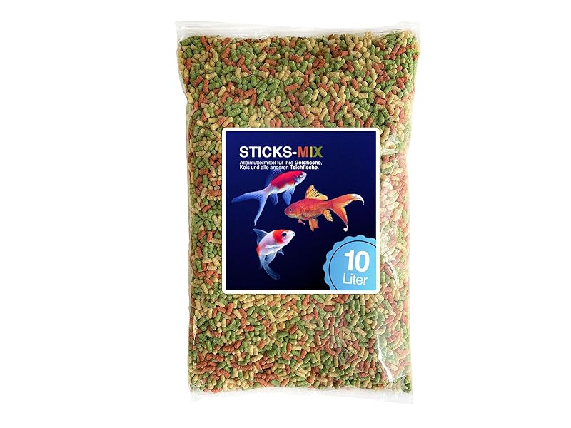 Fischfutterverpackung mit der Aufschrift „STICKS-MIX“ mit sichtbaren bunten Pellets. Das Paket enthält Fischillustrationen und den Text „10 Liter“. Der Inhalt scheint eine Mischung aus grünen und roten Lebensmittelstäbchen zu sein.