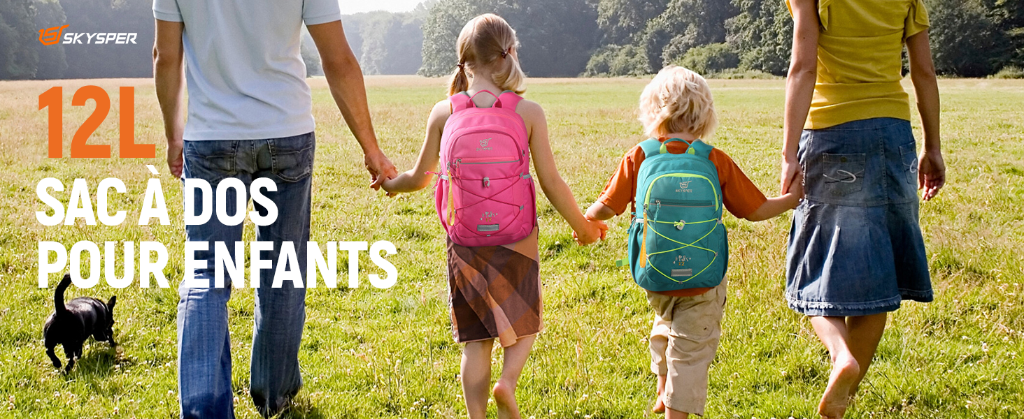 Deux enfants portant des sacs à dos colorés marchent avec des adultes dans un champ herbeux. Le texte superposé indique « SAC A DOS POUR ENFANTS DE 12 L » (sac à dos de 12 L pour