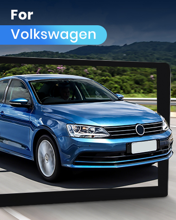 une Volkswagen Golf bleue sur une route avec une tablette en arrière-plan.