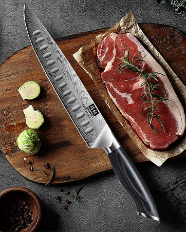 Grand couteau de cuisine à bord dentelé à côté de la viande crue sur une planche à découper en bois. Choux de Bruxelles et assaisonnement visibles.