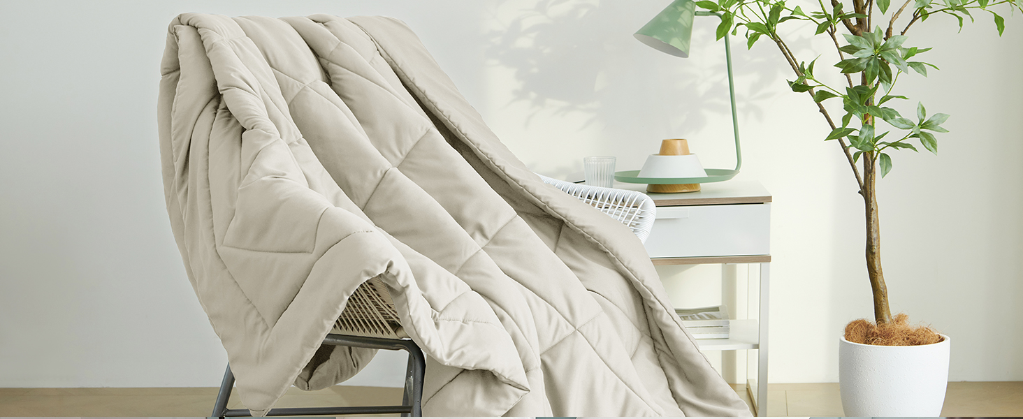 the comforter is a warm, warm, and cozy comforter.