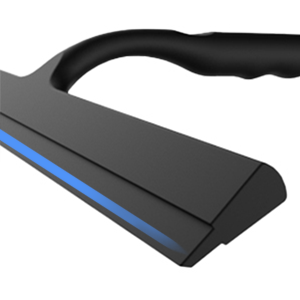 Nahaufnahme eines schwarzen Haarstyling-Tools mit einer flachen, rechteckigen Platte und einem blauen Streifen. Das Gerät hat einen ergonomischen Griff und sieht aus wie ein Bügeleisen oder ein Glätteisen