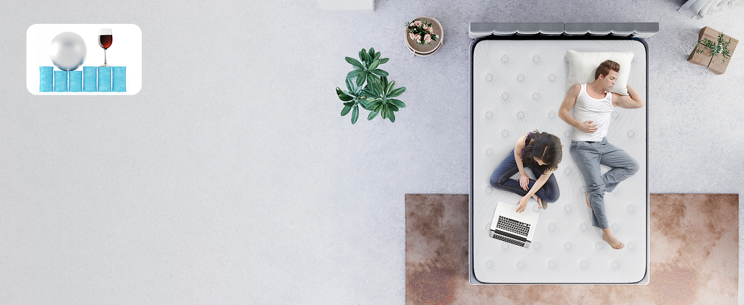 Blick von oben auf ein Bett, auf dem zwei Personen liegen, umgeben von Dekorationsgegenständen wie Pflanzen und Büchern. Auf dem Bett ist ein Laptop sichtbar.