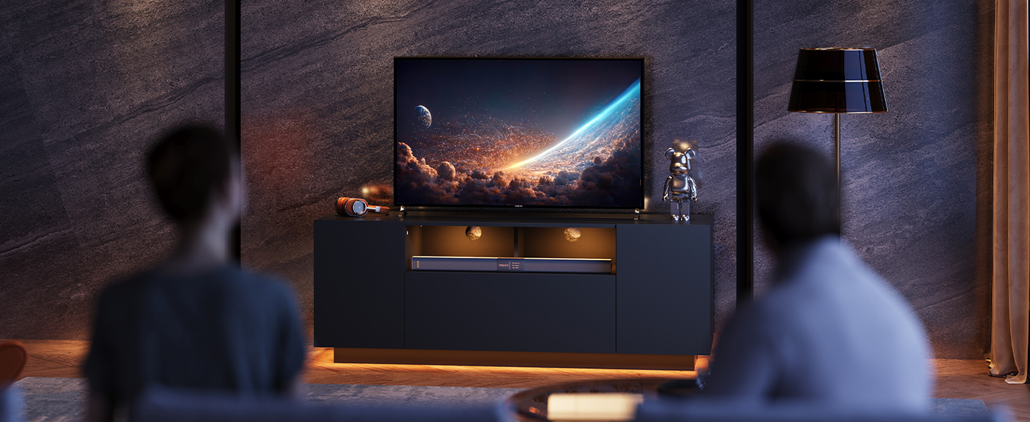 Serie von dunklen, atmosphärischen Aufnahmen, die beleuchtete LED-Streifenbeleuchtung in einem Home-Entertainment-Setup zeigen und die Umgebungslichteffekte demonstrieren