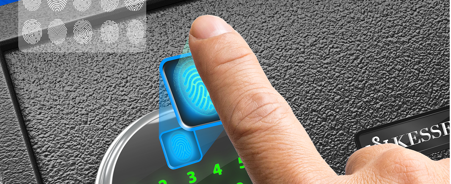 Nahaufnahme eines Fingers, der eine blau beleuchtete Taste an einem Gerät mit nummerierten Tasten drückt, wahrscheinlich einer Tastatur oder