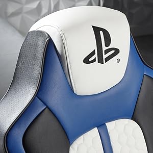 mit PlayStation-Logo auf weißem Leder, mit blauen und silbernen Akzenten in ergonomischem Design