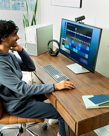 Varias vistas de alguien trabajando en una configuración de escritorio con un portátil y un monitor, que muestran diferentes ángulos de la disposición del espacio de trabajo.