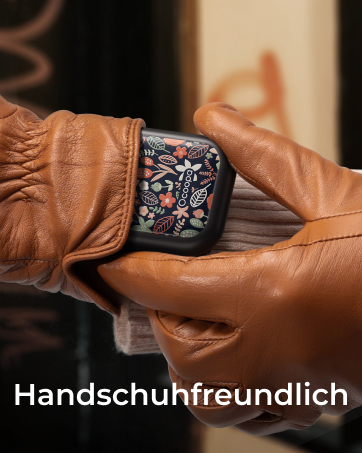Der Text lautet 'Handschuhfreundlich'. Nahaufnahmen zeigen braune Lederhände mit Handschuhen, die mit einem scheinbar intelligenten Gerät oder Bildschirm interagieren.