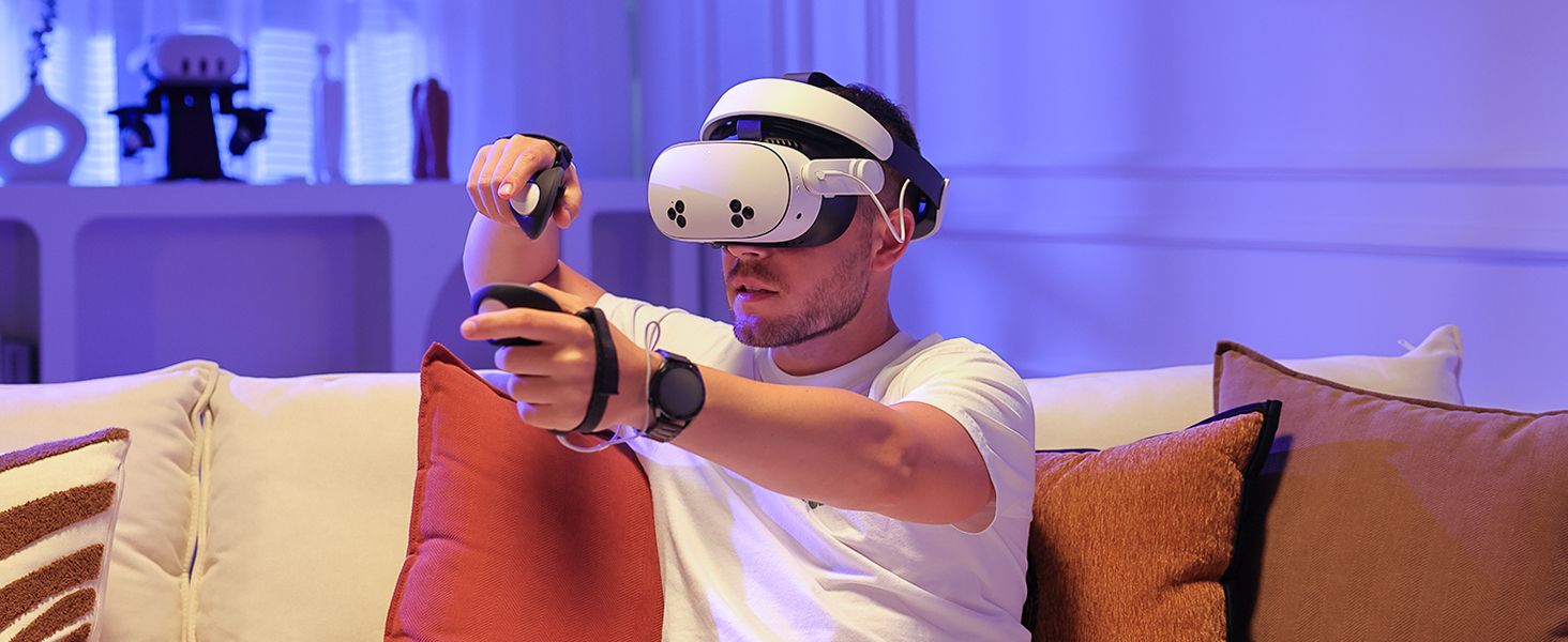 Série d'images montrant des personnes dans un environnement de jeu ou de divertissement éclairé en bleu, semblant utiliser un équipement de réalité virtuelle.
