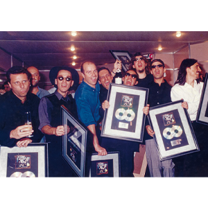 Os Titãs e Liminha exibem o disco duplo de platina do Acústico