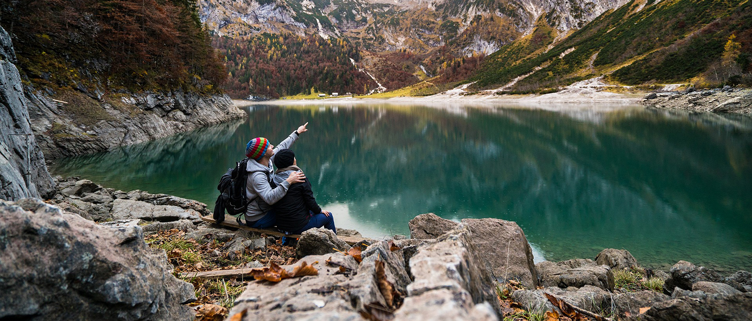 Paar am See, wandern