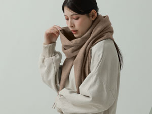 FENDI イタリア製　カシミア100% ストール　濃紺 cal14169.jpg