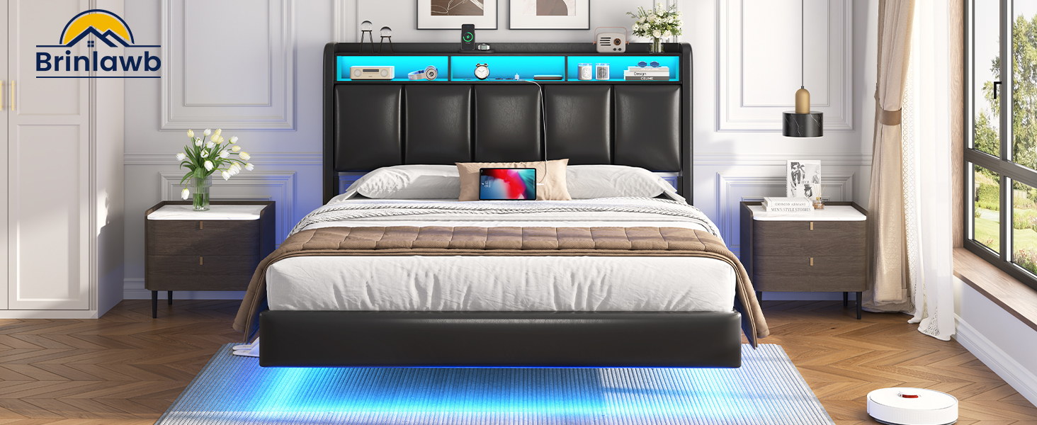Modernes Queensize-Bettgestell mit schwarz gepolstertem Kopfteil, integrierter LED-Beleuchtung und Dachregalen. Passende Nachttische flankieren das Bett