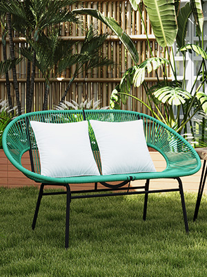 une chaise de jardin verte avec des coussins blancs