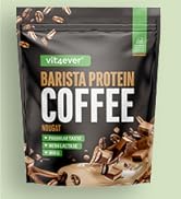 Le texte indique « CAFÉ » et « PROTÉINE BARISTA ». Emballage du produit présentant des sachets de suppléments protéiques sur le thème du café avec une palette de couleurs brunes et des images de grains de café.