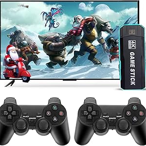 Varios mandos de juego negros sobre el telón de fondo de ilustraciones de videojuegos que muestran escenas de acción con vehículos y fondos dinámicos.