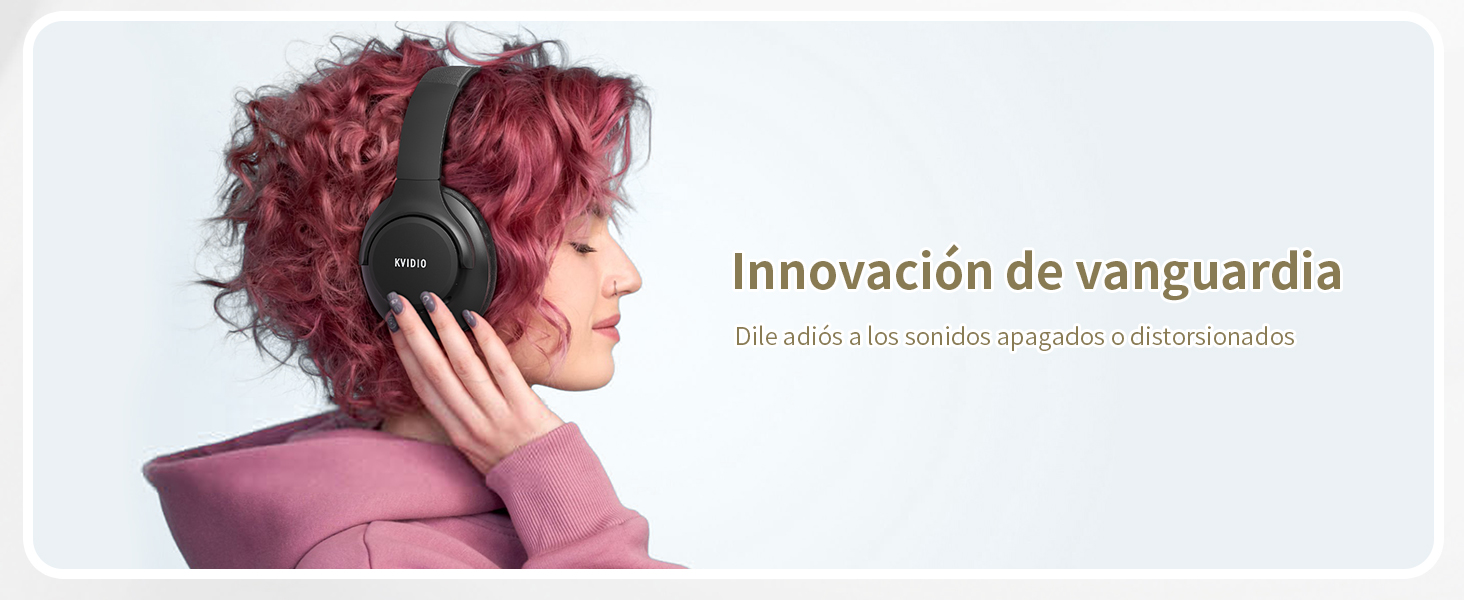 Persona con cabello rojo rizado que lleva un suéter rosa y usa auriculares supraaurales inalámbricos negros. El texto en español menciona la «