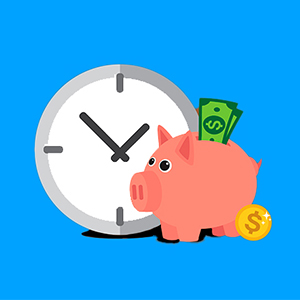 una alcancía con dinero y un reloj