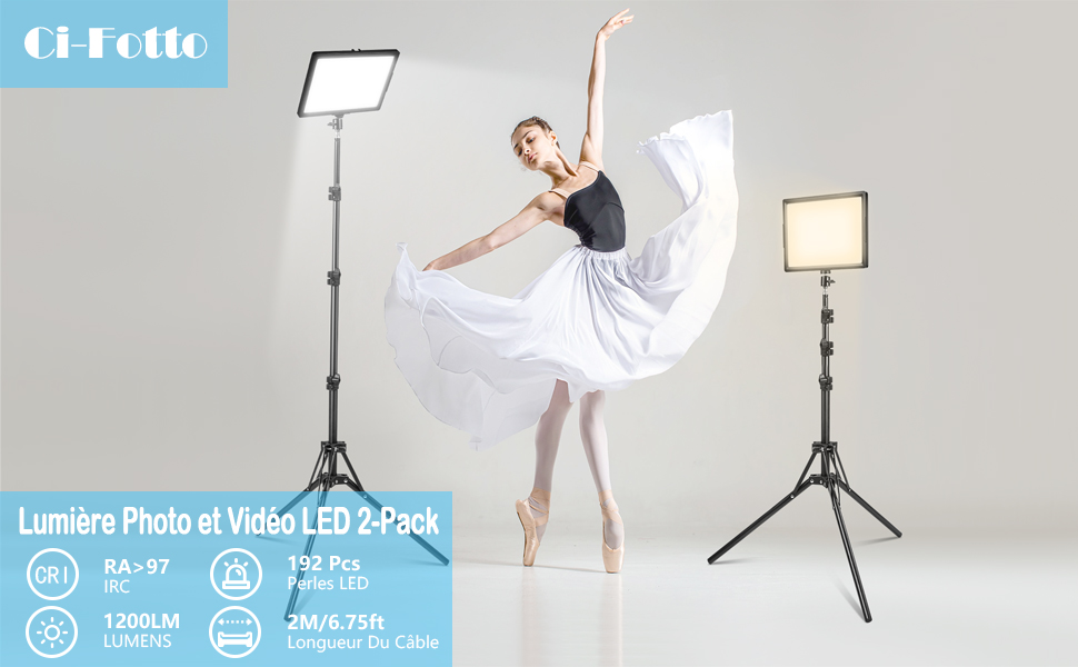 avec deux supports réglables et des panneaux lumineux carrés. Une personne vêtue d'une robe blanche démontre l'effet de lumière.