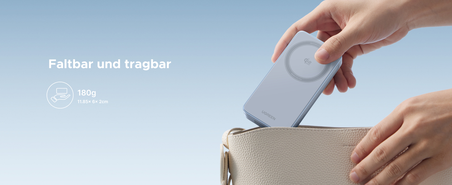 Produktdemonstration, die zeigt, wie jemand weißes Stoffmaterial auf einer hellblauen Oberfläche faltet oder damit arbeitet.