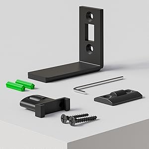 Hardware-Kit mit L-förmiger Halterung, grünen Kunststoffankern, Metallsechskantschlüssel, schwarzen Montageplatten und Schrauben. Komponenten für die Installation oder Montage
