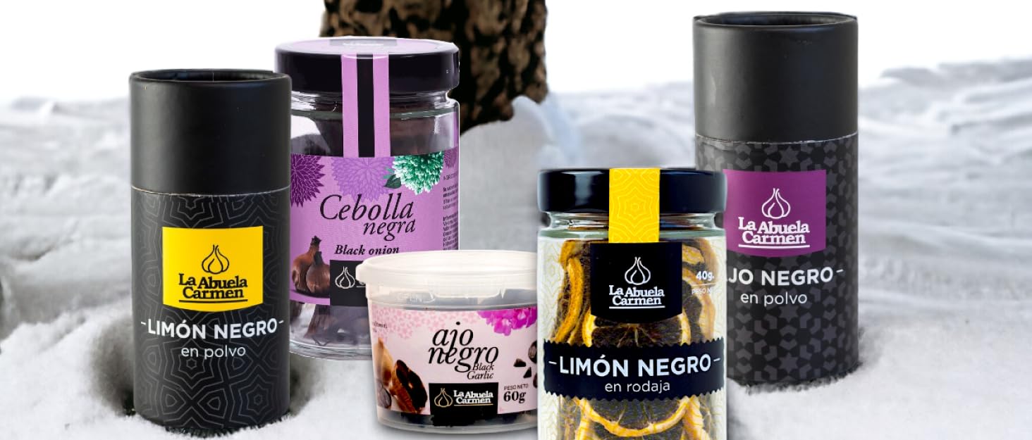 de productos alimenticios especiales en envases negros y de colores, que se exhiben debajo de las ramas de los árboles de Navidad con adornos. Incluye varios recipientes cilíndricos.