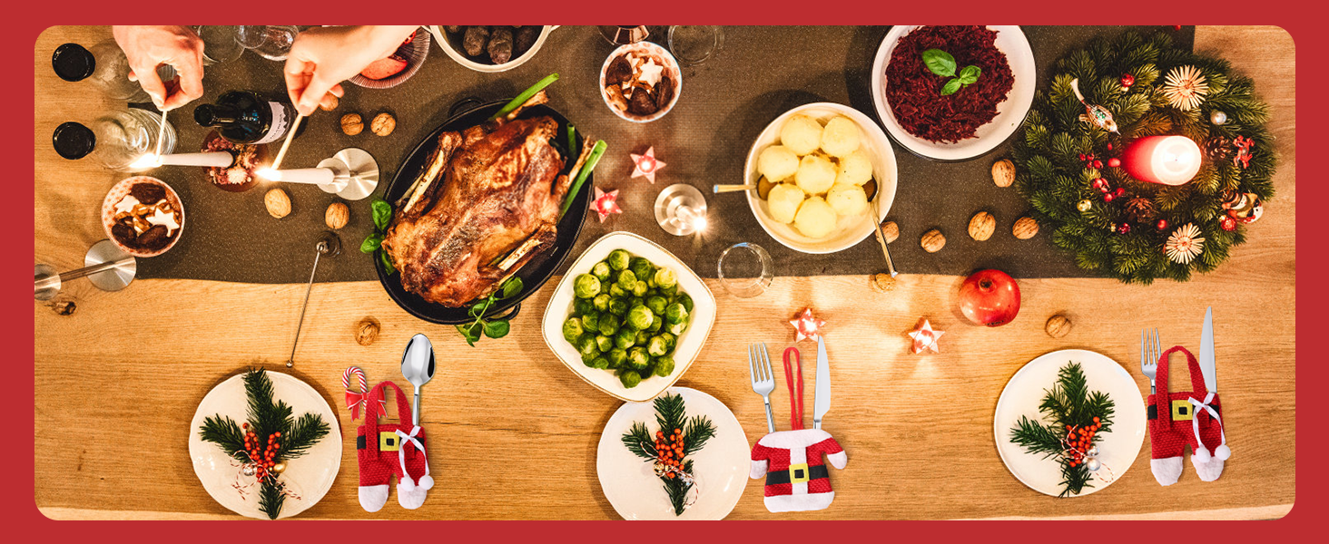 Mesa festiva con pavo asado, guarniciones, bebidas y adornos navideños. Múltiples cubiertos visibles en una mesa de madera.