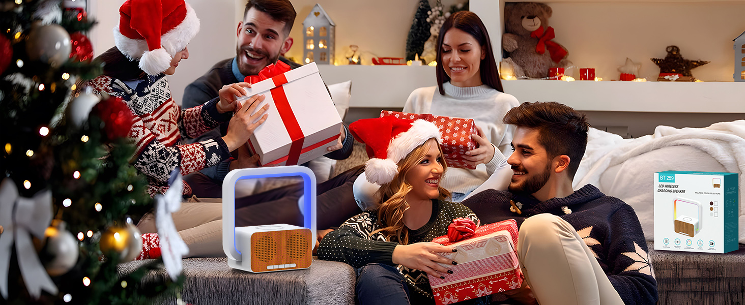 Escena navideña con un árbol de Navidad decorado, regalos envueltos y reunión en el sofá con decoraciones festivas visibles de fondo.