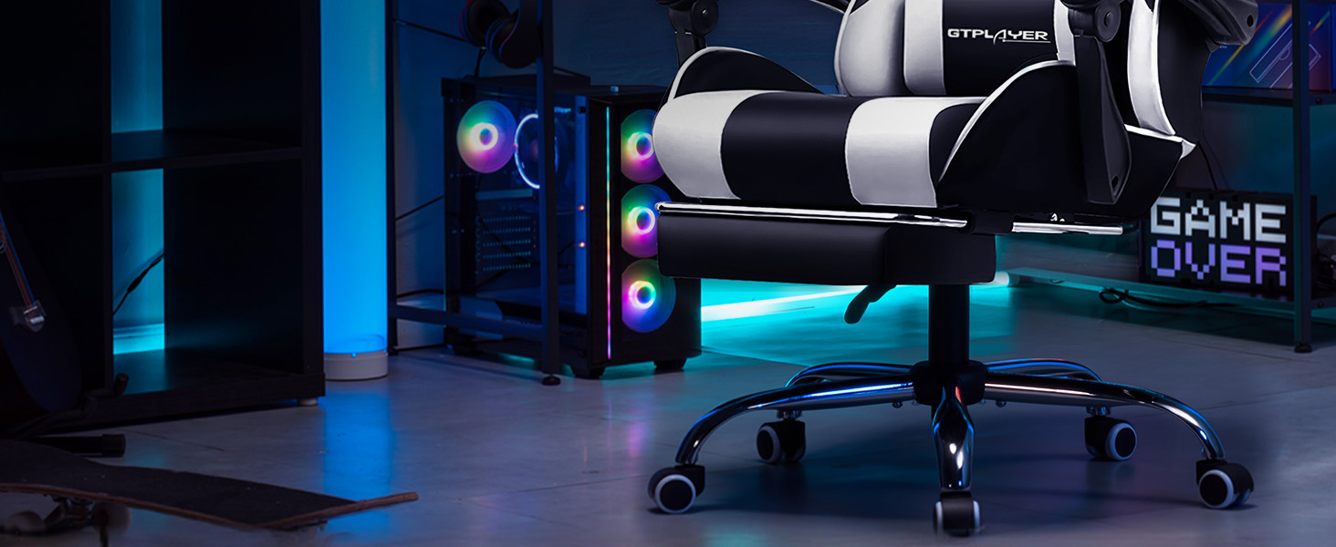 Gaming- oder Streaming-Setup in einem dunklen Raum mit blauer LED-Umgebungsbeleuchtung, Show-Tisch mit mehreren Monitoren und Geräten.