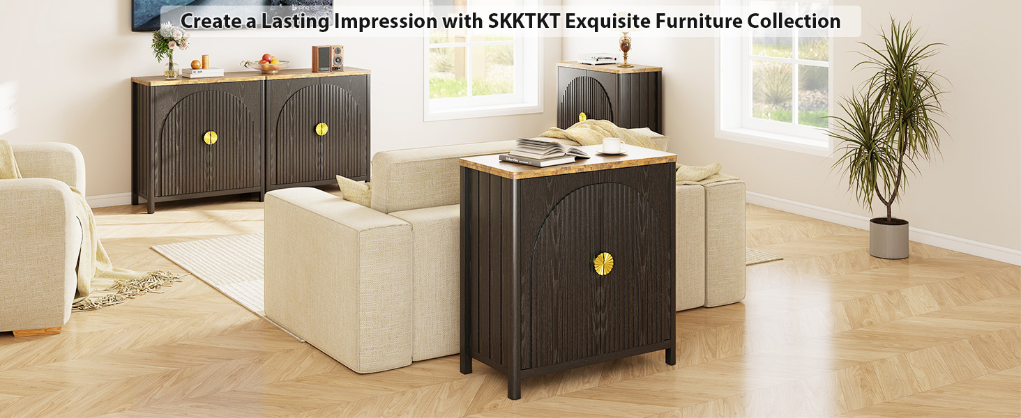 Möbelausstellung mit dunklen Holzschränken und weißen Sitzgarnituren in einer hellen Raumumgebung mit Holzböden und Zimmerpflanzen.