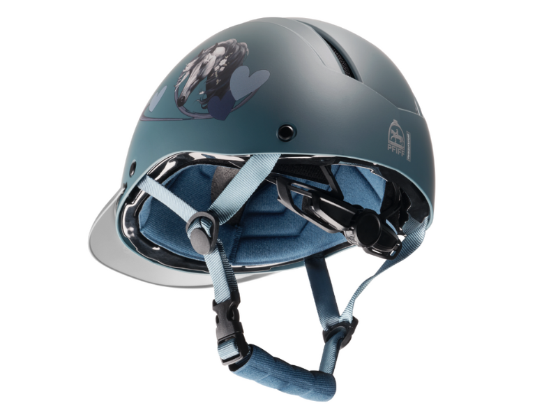 Grauer Schutzhelm mit blauer Innenpolsterung und verstellbarem Kinnriemen. Die glatte Außenschale ist mit einem dekorativen Aufkleber und kleinen Belüftungslöchern versehen