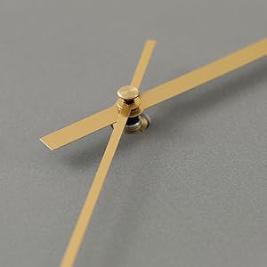 メタル製で、ゴールドの針が映える上品 なデザインです。そのコントラストが素 材を魅力的に引き立てるとともに視認性 も高めています。