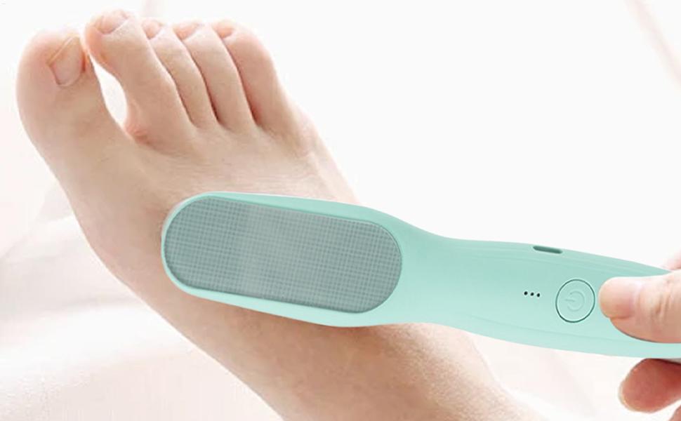 Mintkleurig elektronisch voetverzorgingsapparaat dat op de voeten wordt gedemonstreerd, met een soepel ergonomisch ontwerp met aan/uit-knop