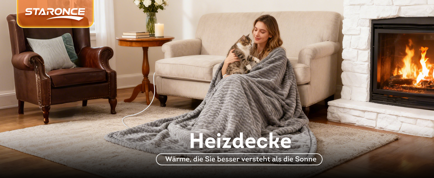 Der Text lautet „Heizdecke“. Gemütliches Innenambiente mit grauer Heizdecke oder -decke, die in einem Wohnzimmer mit Kamin verwendet werden.
