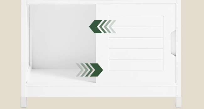 Mehrere Ansichten zeigen, wie jemand mit einem Türeingang für Freizeitfahrzeuge interagiert, wobei der Schwerpunkt auf verschiedenen Winkeln der Türinteraktion liegt.