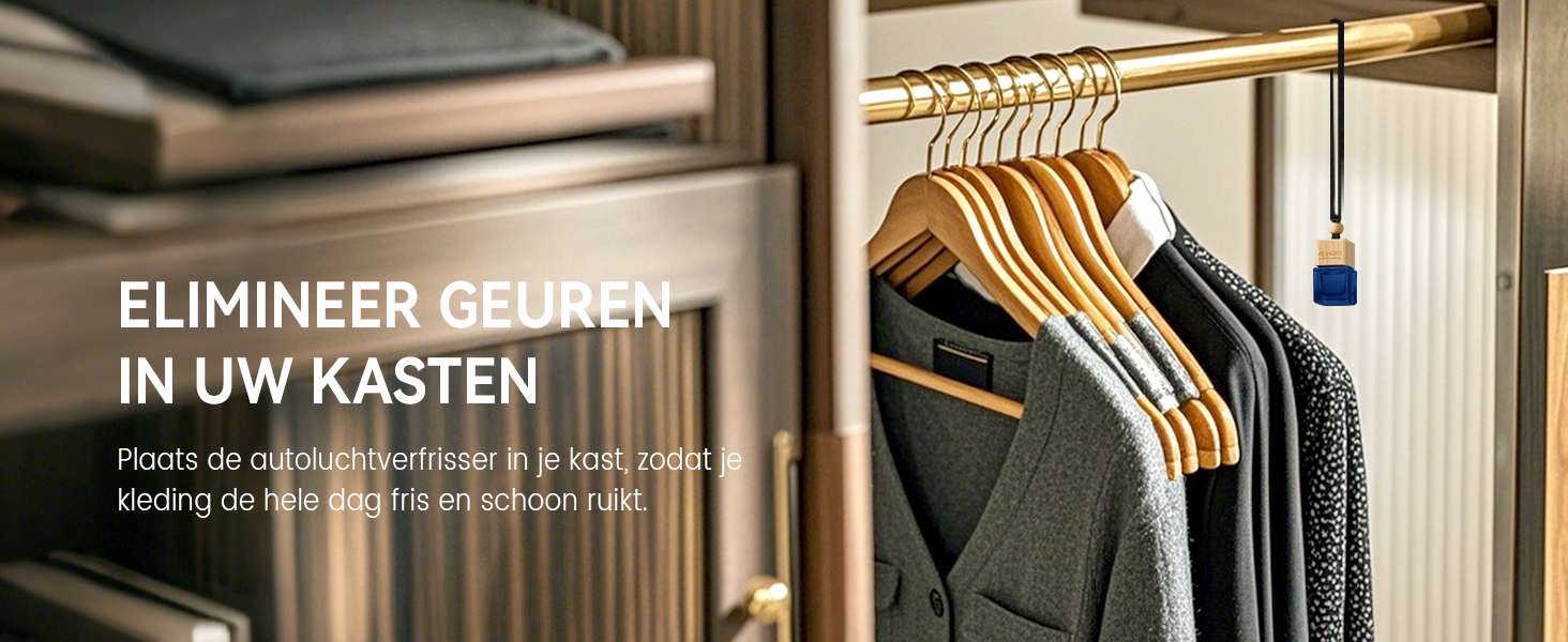 Houten kledingkast met open deur met hangende kleding. Goudkleurige stang met houten hangers voor verschillende kledingstukken. Tekstoplay in de Nederlandse taal