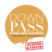 Rundes orangefarbenes Logo mit weißem Text „DOWN PASS“ und „DAUNEN AND FEATHERS RÜCKVERFOLGBARKEIT UND QUALITÄT“. Auf dem roten Stempel unten steht