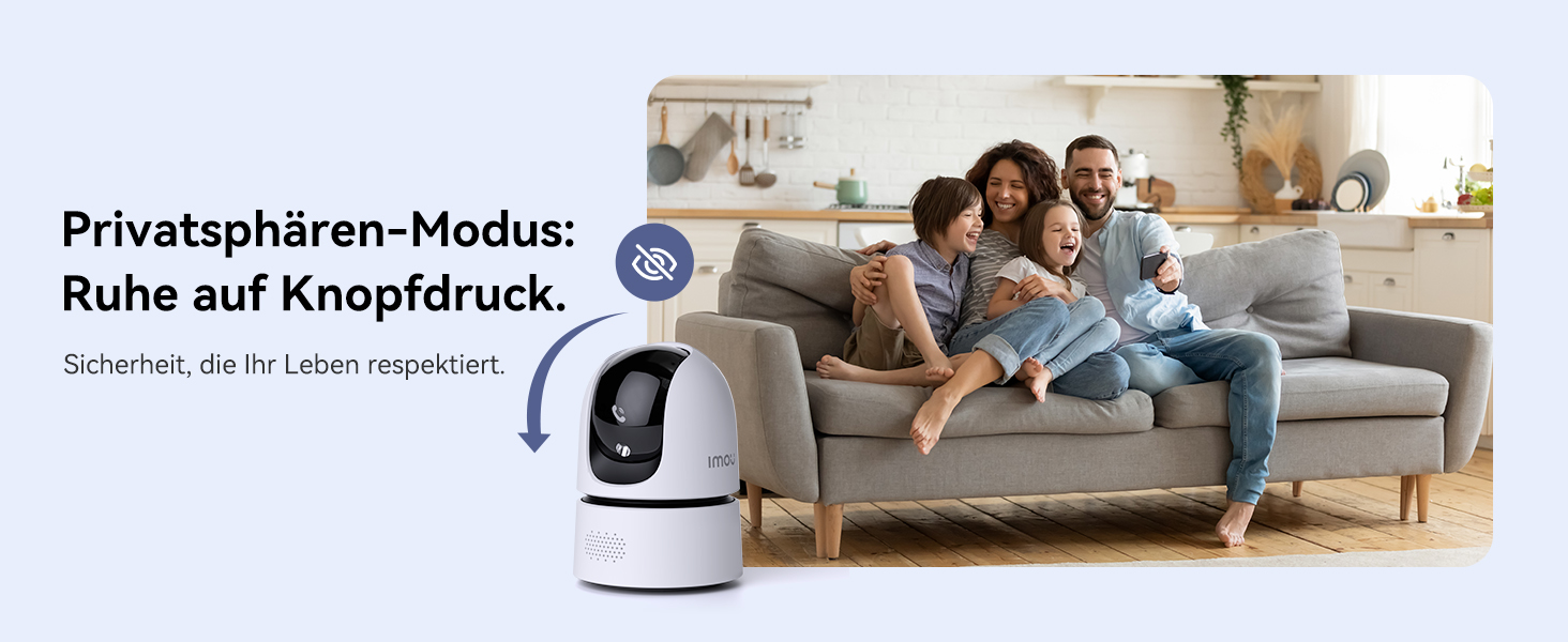 Der Text lautet „Privatsphären-Modus“ und „Ruhe auf Knopfdruck“. Lifestyle-Bild, das eine entspannte Atmosphäre zu Hause mit Menschen auf der Couch zeigt.