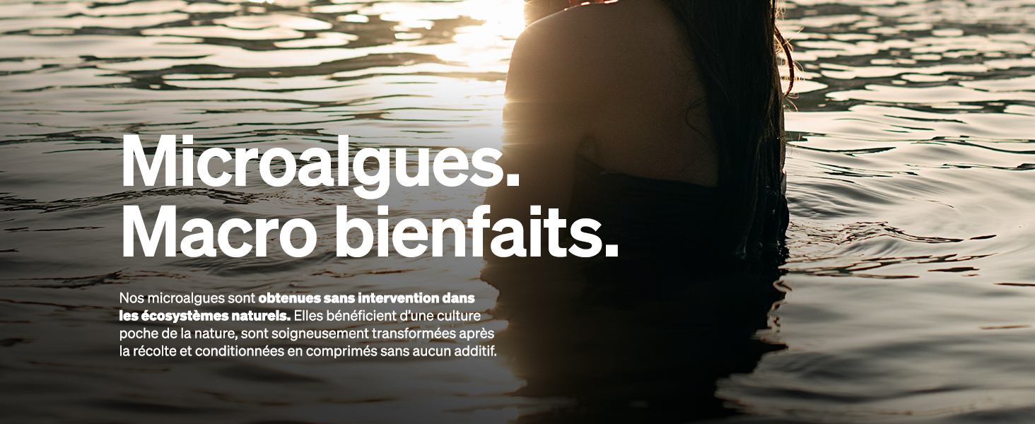 une femme dans un plan d'eau