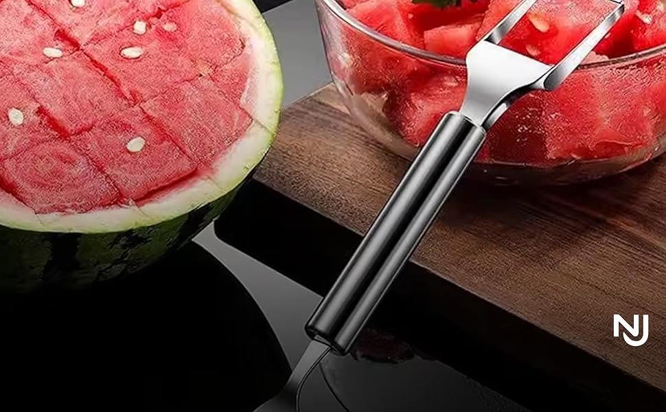 Compact watermelon cutter with fork
