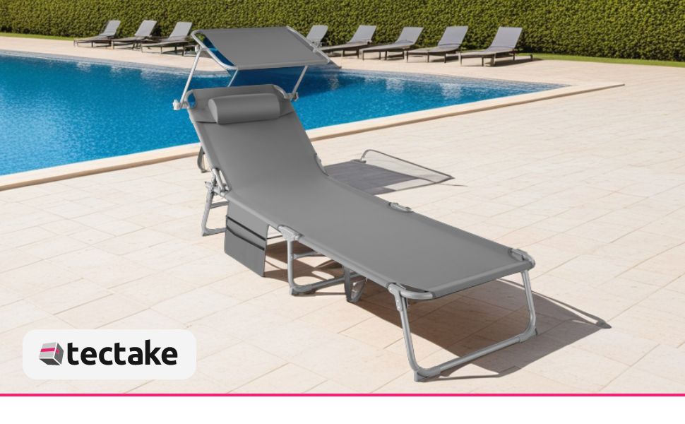 Chaise longue da esterno grigia vicino a una piscina blu. Diverse sedie visibili sullo sfondo. Logo del marchio Tectake nell'angolo