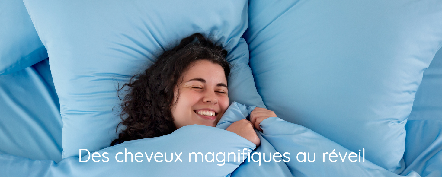 femme avec de magnifiques cheveux souriante et allongée sur un lit avec une taie d&amp;amp;#39;oreiller 65x65 cm